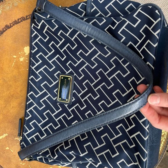 Tommy Hilfiger navy/white monogram hobo bag with wristlet - Picture 5 of 12
